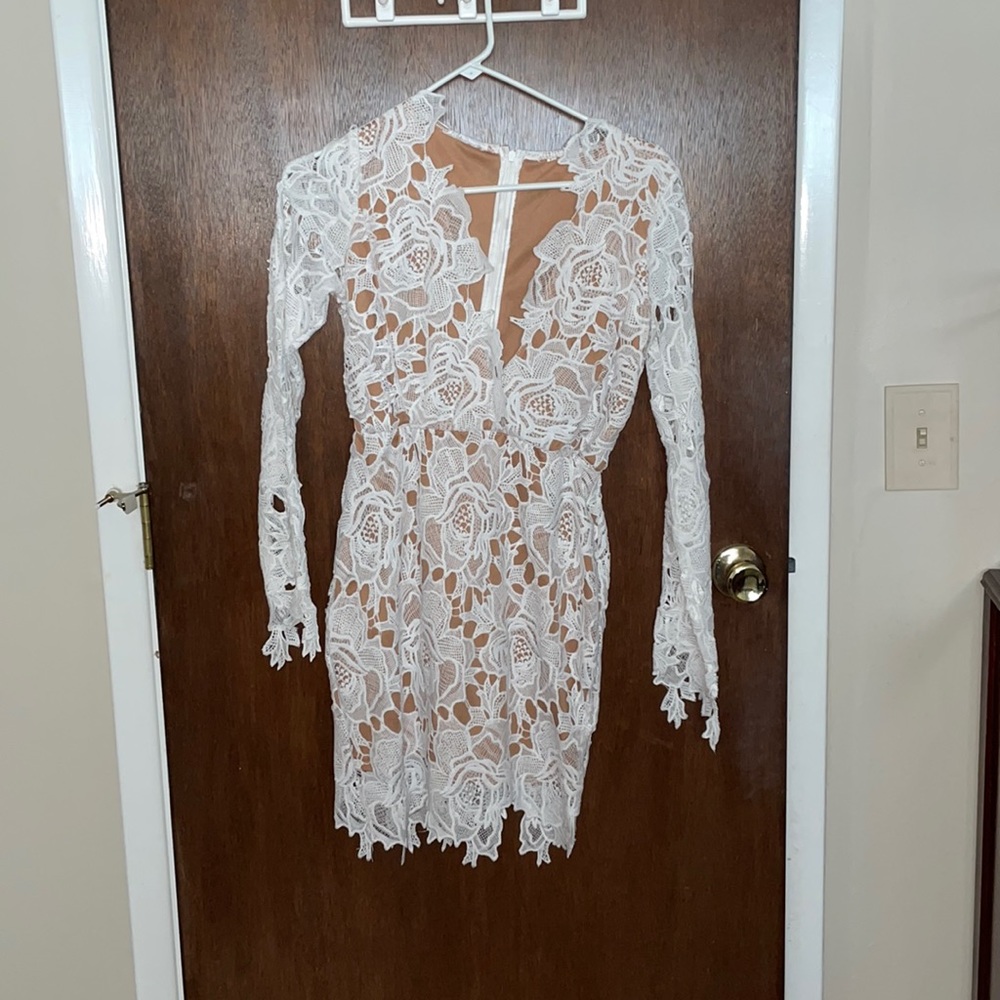 White floral pattern bodycon dress